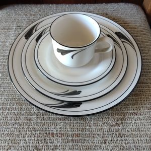 NEW!!! VINTAGE LENOX BLACK BRUSHSTROKES DINNERWARE. 4 PC SET.